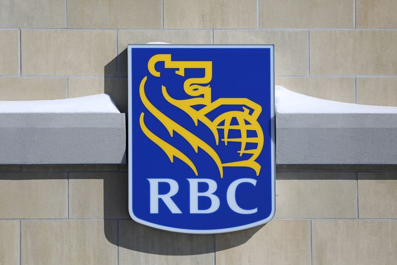 © Reuters. FILE PHOTO: The Royal Bank of Canada logo is seen outside of a branch in Ottawa