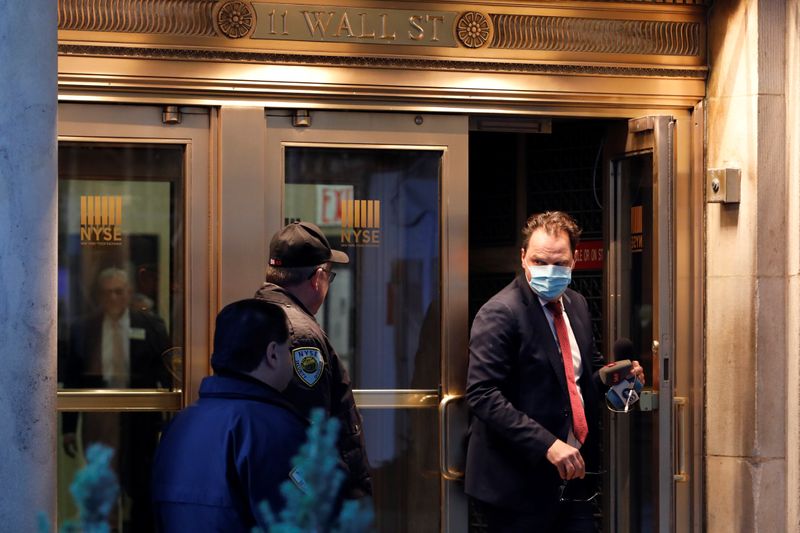 Wall Street afunda com disseminação de vírus aumentando preocupações