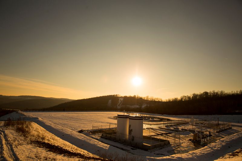 © Reuters. FILE PHOTO: A Chesapeake Energy natural gas well pad rests on the hill in Litchfield Township