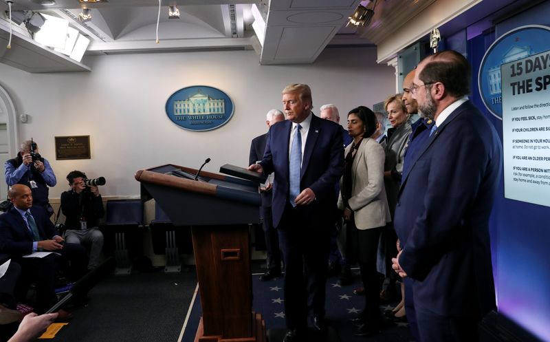 © Reuters. U.S. President Trump speaks about coronavirus (COVID-19) pandemic during news briefing at the White House in Washington