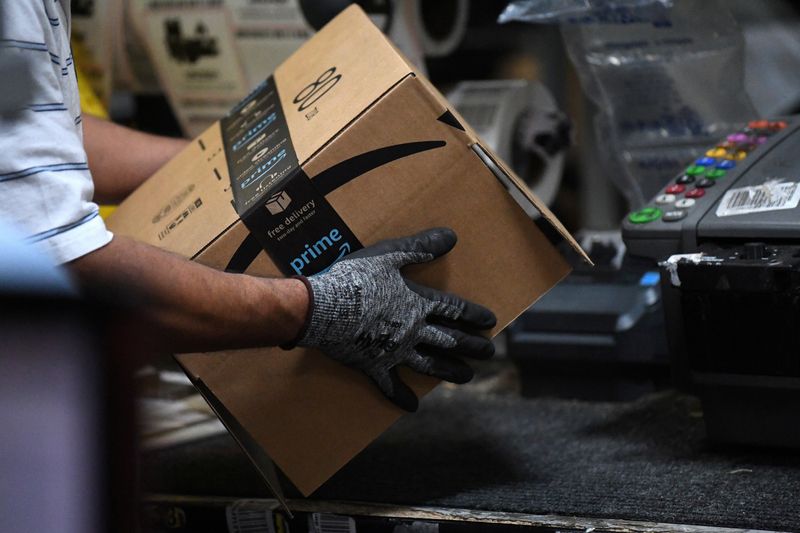 © Reuters. FILE PHOTO: Worker assembles a box for delivery at the Amazon fulfilment center in Baltimore