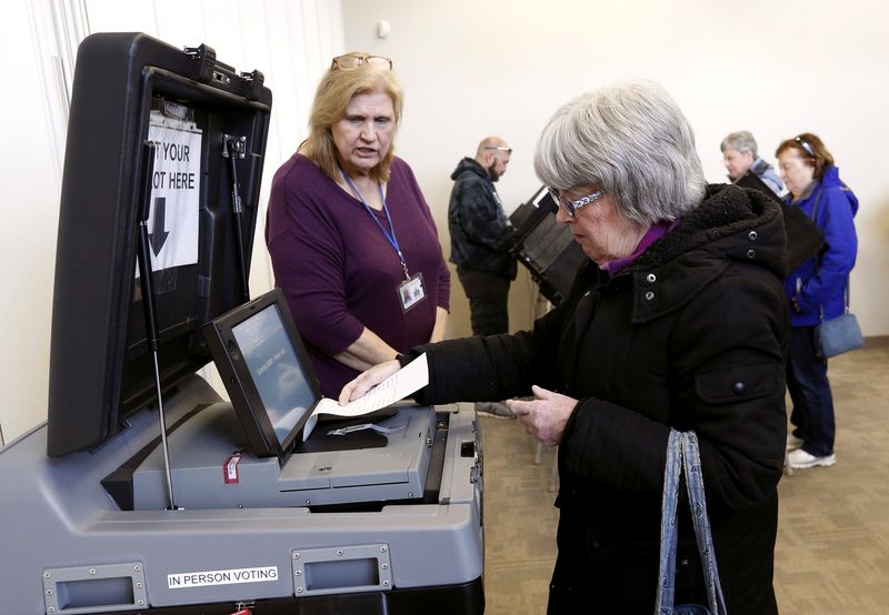 © Reuters. People cast their early votes for the Ohio Primary Election