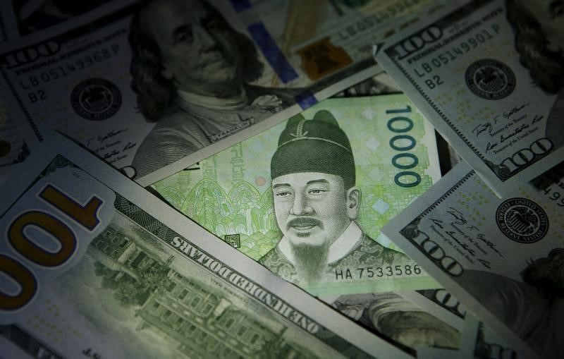 © Reuters. South Korean 10,000 won note is seen on U.S. 100 dollar notes in this picture illustration