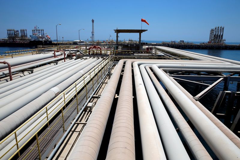 © Reuters. An oil tanker is being loaded at Saudi Aramco's Ras Tanura oil refinery and oil terminal in Saudi Arabia