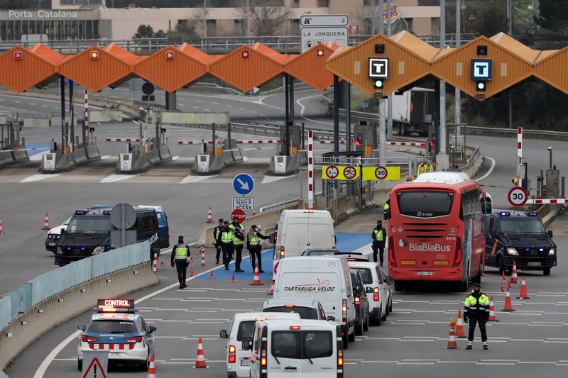 © Reuters. Controls at the Spanish-French border in La Jonquera