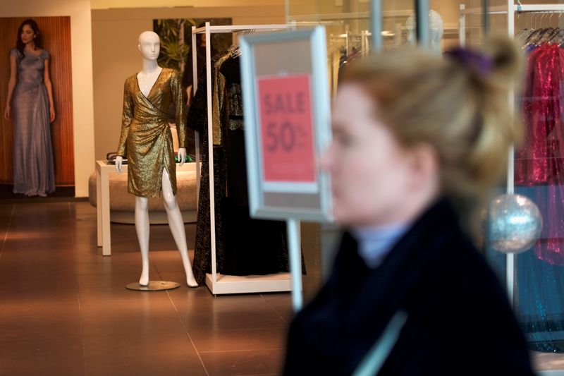 © Reuters. A sign states "SALE 50%" at the King of Prussia Mall, United States' largest retail shopping space, in King of Prussia