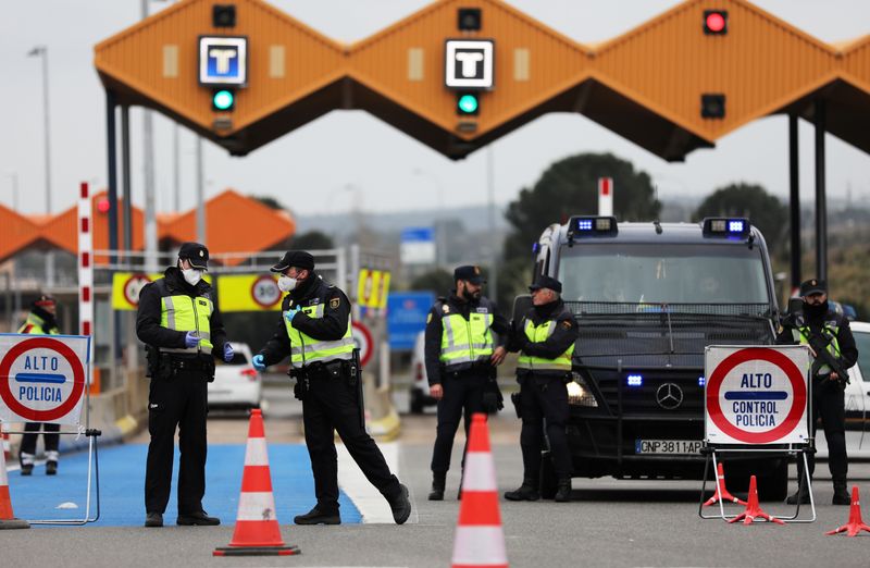 © Reuters. Controls at the Spanish-French border in La Jonquera