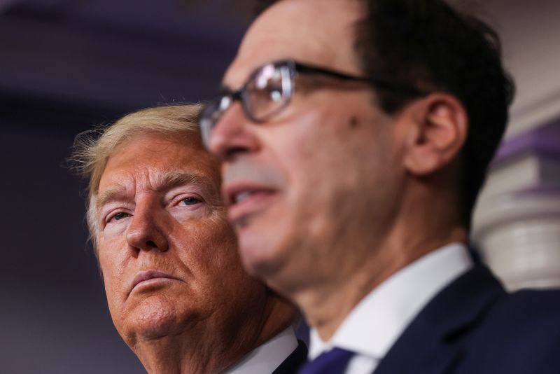 © Reuters. Presidente dos EUA, Donald Trump, ao lado do secretário do Tesouro, Steven Mnuchin