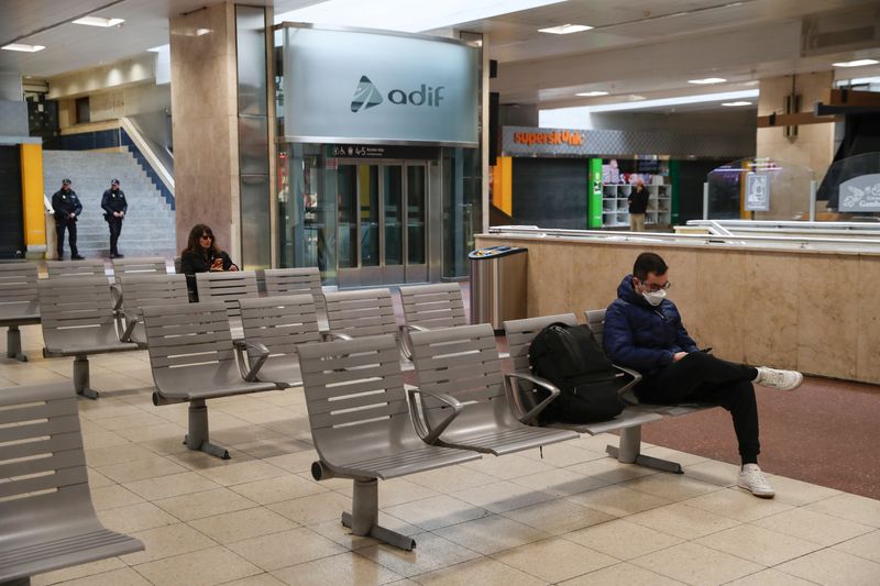 © Reuters. A man wears a protective face mask at Chamartin train station during the partial lockdown as part of a 15-day state of emergency following the coronavirus disease outbreak in Madrid