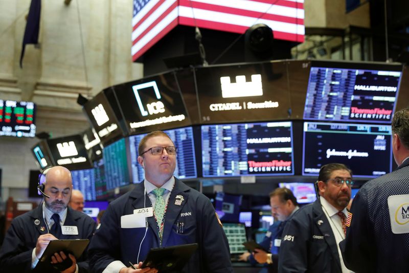 © Reuters. Traders work on the floor of the New York Stock Exchange shortly after the opening bell in New York