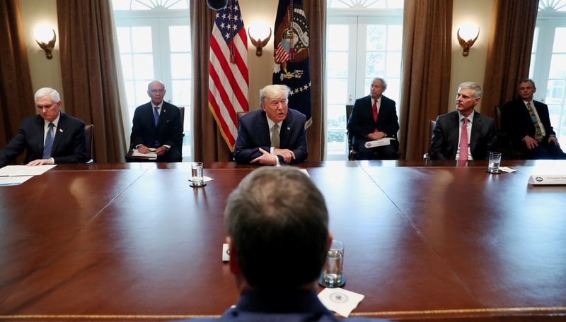© Reuters. El presidente de los Estados Unidos, Trump, celebra una reunión de respuesta sobre el coronavirus (COVID-19) con ejecutivos de la industria del turismo en la Casa Blanca en Washington