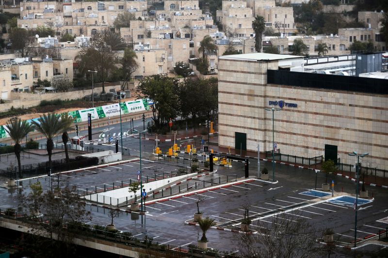 © Reuters. A general view shows the empty parking lot of a mall in Jerusalem