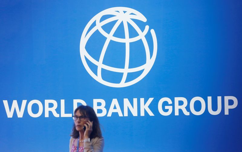 © Reuters. FOTO DE ARCHIVO: Un participante se encuentra cerca de un logotipo del Banco Mundial en el Fondo Monetario Internacional - Reunión Anual 2018 del Banco Mundial en Nusa Dua