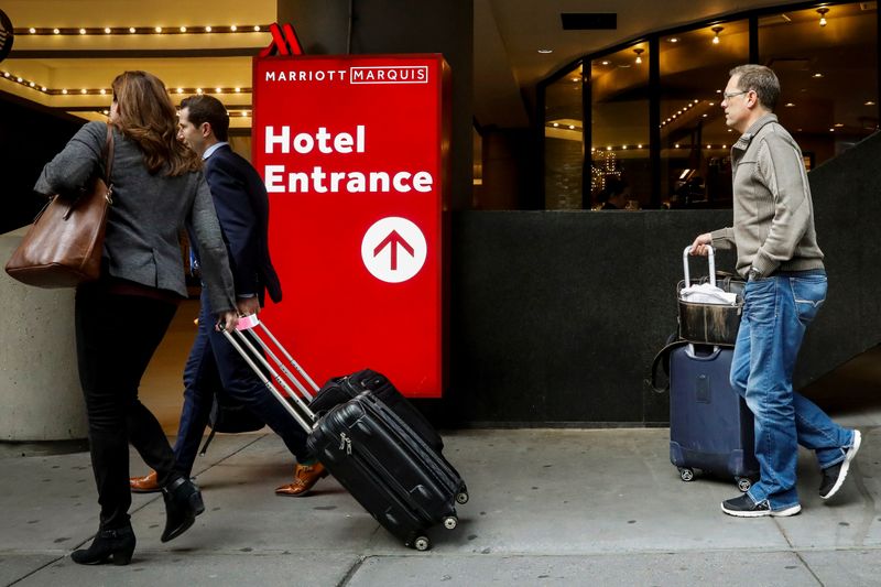 © Reuters. Guests arrive at the Marriott Marquis hotel in Times Square in New York City
