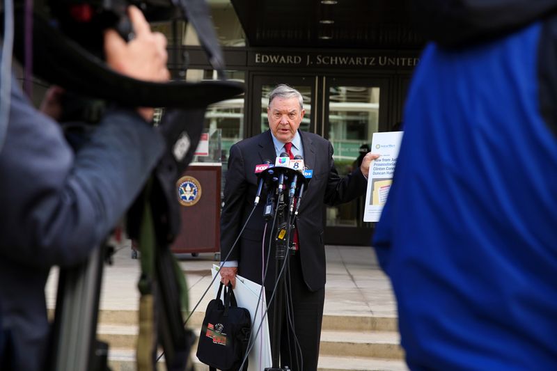 © Reuters. Duncan Lee Hunter, the father of U.S. Rep. Congressman Duncan Hunter, speaks to the media in front of the federal court in San Diego