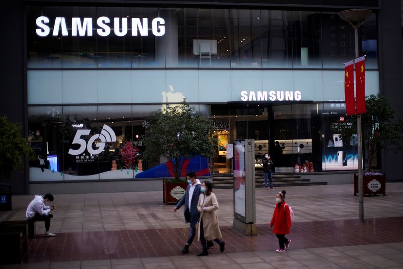 Samsung flags chip recovery, shrinking phone market amid coronavirus outbreak