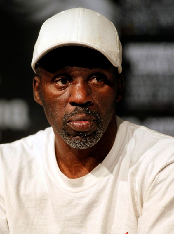 © Reuters. FILE PHOTO: Roger Mayweather, trainer for boxer Floyd Mayweather Jr. of the U.S., attends a news conference at the MGM Grand Hotel and Casino in Las Vegas