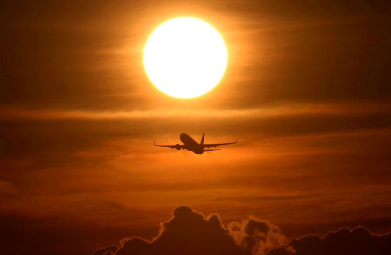 © Reuters. FILE PHOTO: An air plane takes off from the airport as air traffic is effected by the spread of the coronavirus disease (COVID-19) in Frankfurt