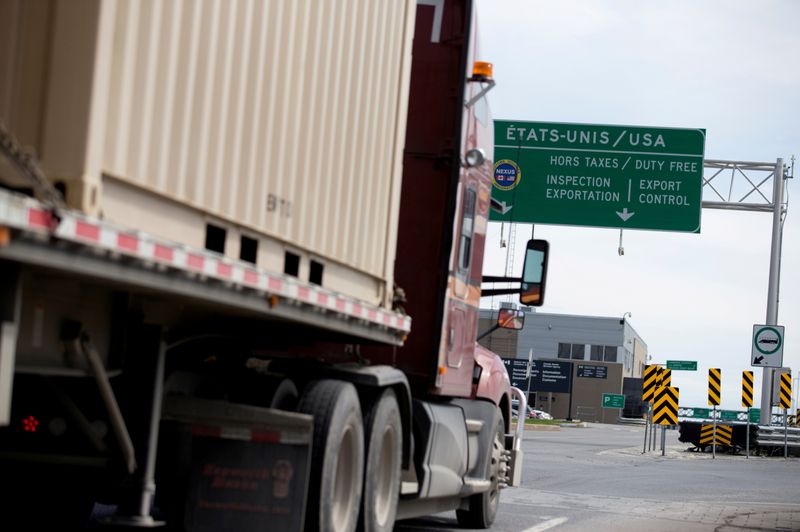© Reuters. FILE PHOTO: A truck heads towards the United States at the Lacolle border crossing in Lacolle, Quebec, Canada