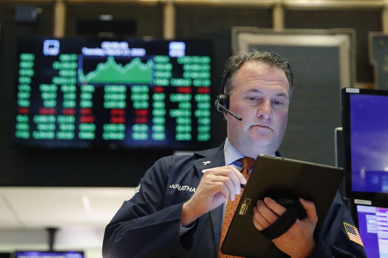 © Reuters. A trader works on the floor of the New York Stock Exchange shortly before the closing bell in New York