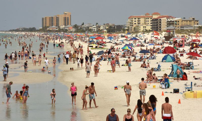 © Reuters. People crowd the beach, while other jurisdictions had already closed theirs in efforts to combat the spread of novel coronavirus disease (COVID-19) in Clearwater