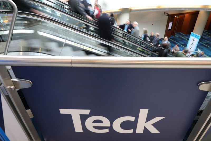 © Reuters. Visitors pass a sign of sponsor Teck Resources at the PDAC annual conference in Toronto