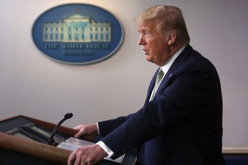 © Reuters. FOTO DE ARCHIVO: El presidente de Estados Unidos, Donald Trump, durante una sesión informativa diaria sobre el coronavirus en la Casa Blanca en Washington