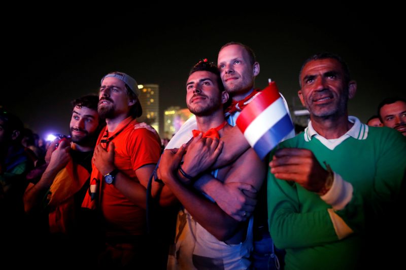 © Reuters. FILE PHOTO: Fans watch on a big screen the 2019 Eurovision song contest final in the fans zone by the beach in Tel Aviv, Israel