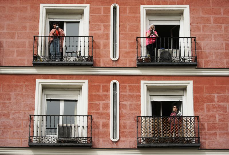 Españoles en cuarentena protestan con cacerolas contra el rey emérito