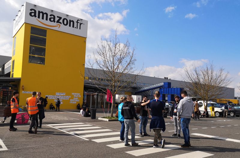 © Reuters. Amazon employees on strike gather outside the Amazon distribution center warehouse in Saran