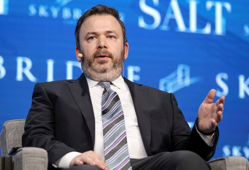 © Reuters. FILE PHOTO: Founder and CIO at Saba Capital Management Weinstein speaks during the SALT conference in Las Vegas