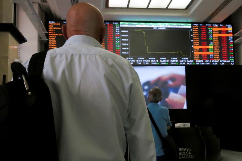 © Reuters. Pessoas observam painel na B3, a bolsa de valores de São Paulo, após circuit breaker