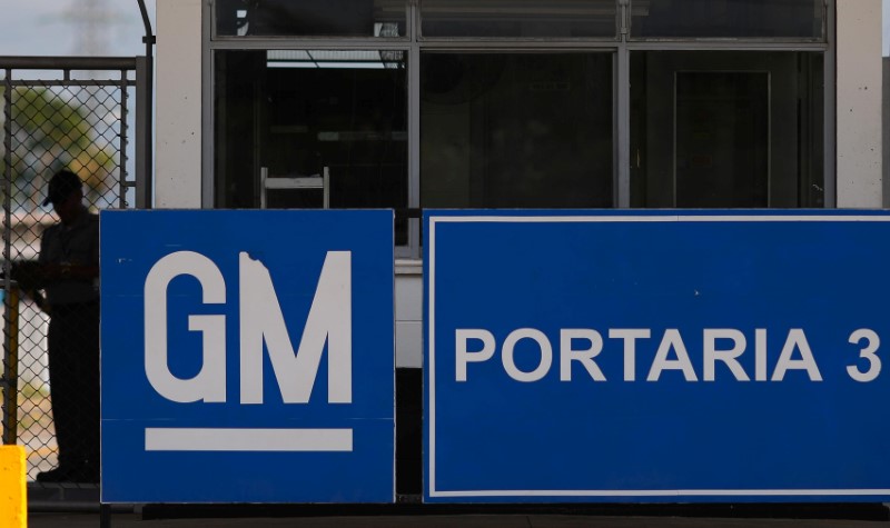 © Reuters. The GM logo is seen at the General Motors plant in Sao Jose dos Campos