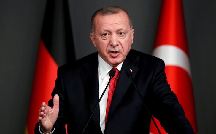 © Reuters. أردوغان ينصح المواطنين الأتراك بالبقاء في منازلهم ويتخذ خطوات لدعم الاقتصاد