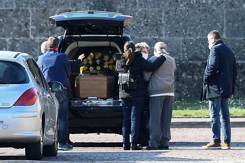 Italia amenaza con impedir ejercicio al aire libre, cifra de fallecidos ronda los 3.000