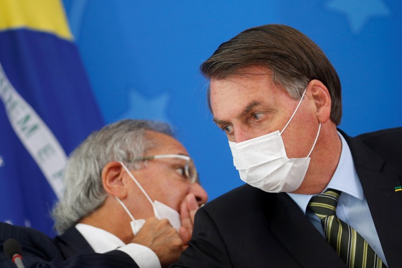 © Reuters. Ministro da Economia, Paulo Guedes, ao lado do presidente Jair Bolsonaro durante entrevista coletiva sobre a pandemia de coronavírus
