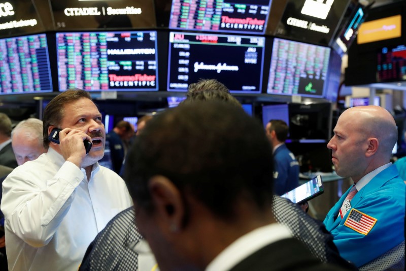 © Reuters. Operadores na bolsa de valores de Nova York, EUA
