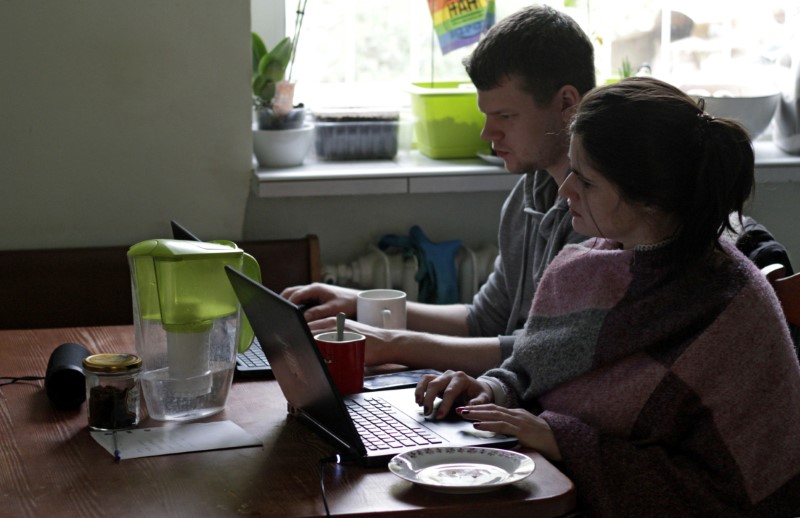 © Reuters. Two people work from home during the outbreak of coronavirus disease (COVID-19), in Gdynia