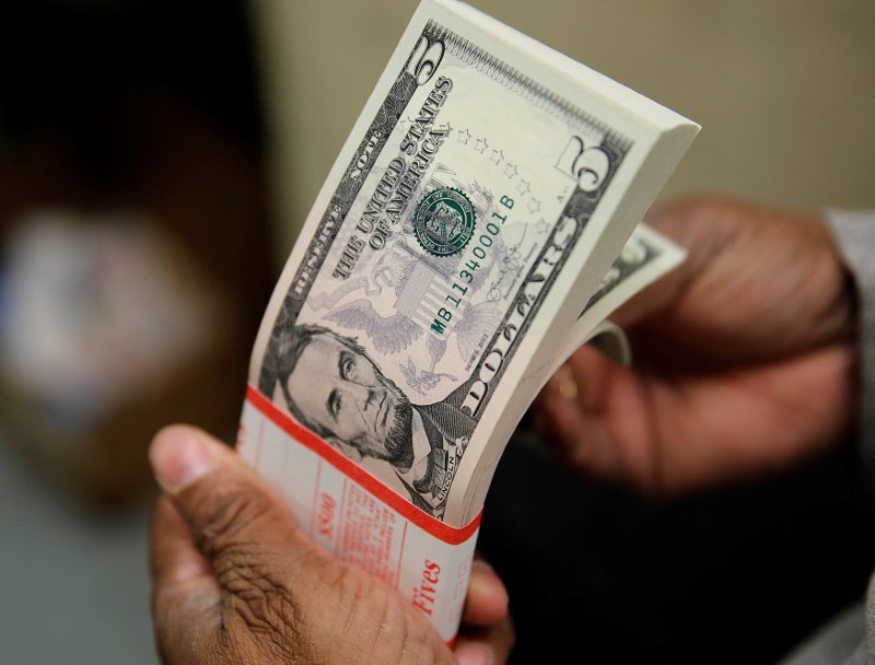 © Reuters. A packet of U.S. five-dollar bills is inspected at the Bureau of Engraving and Printing in Washington