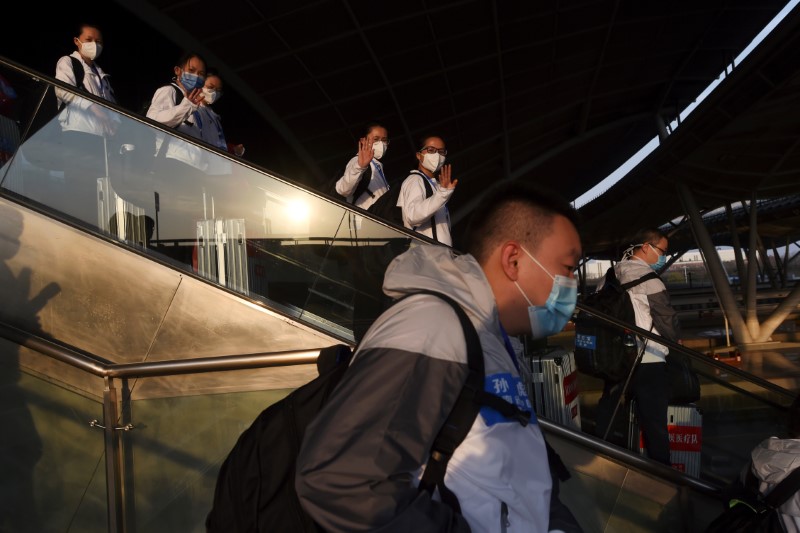 © Reuters. Medical workers from outside Wuhan arrive to a platform at the Wuhan Railway Station before leaving the epicentre of the novel coronavirus disease outbreak