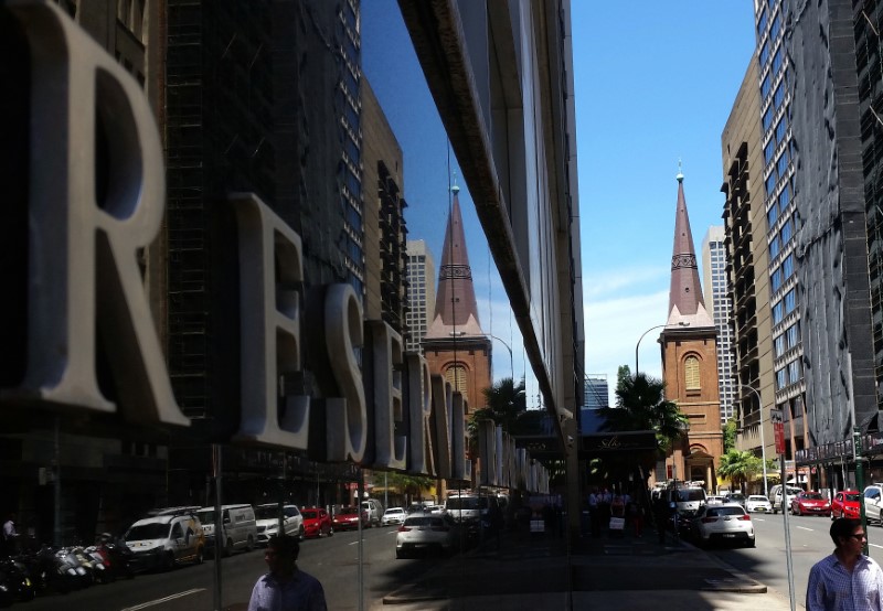 © Reuters. Pedestrians walk past the Reserve Bank of Australia building in central Sydney
