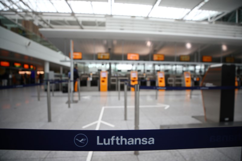 © Reuters. Empty Lufthansa ticket counters are pictured at Munich's international airport