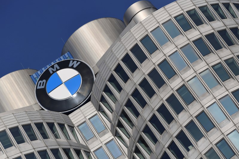 © Reuters. FILE PHOTO: The logo of German car manufacturer BMW is seen on the company headquarters in Munich