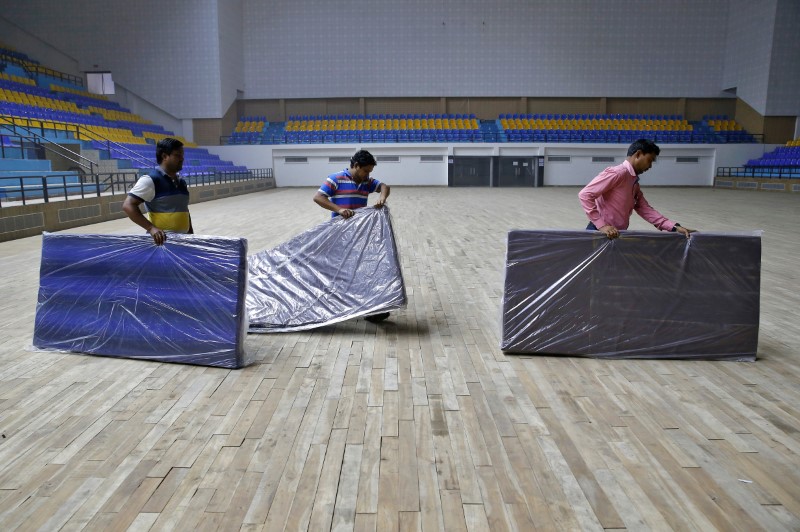 &copy; Reuters. Workers carry mattresses to set up a quarantine facility amid concerns about the spread of coronavirus disease (COVID-19) in Howrah on the outskirts of Kolkata