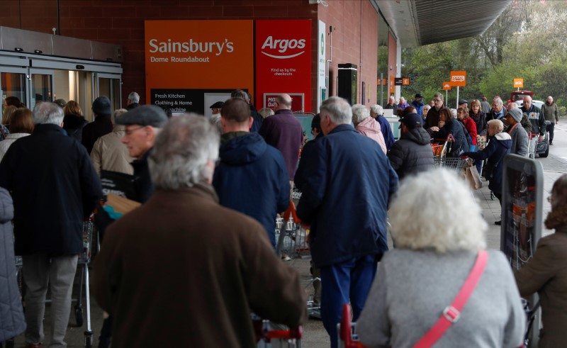 &copy; Reuters. People queue outside a supermarket during the spread of coronavirus disease (COVID-19) in Watford