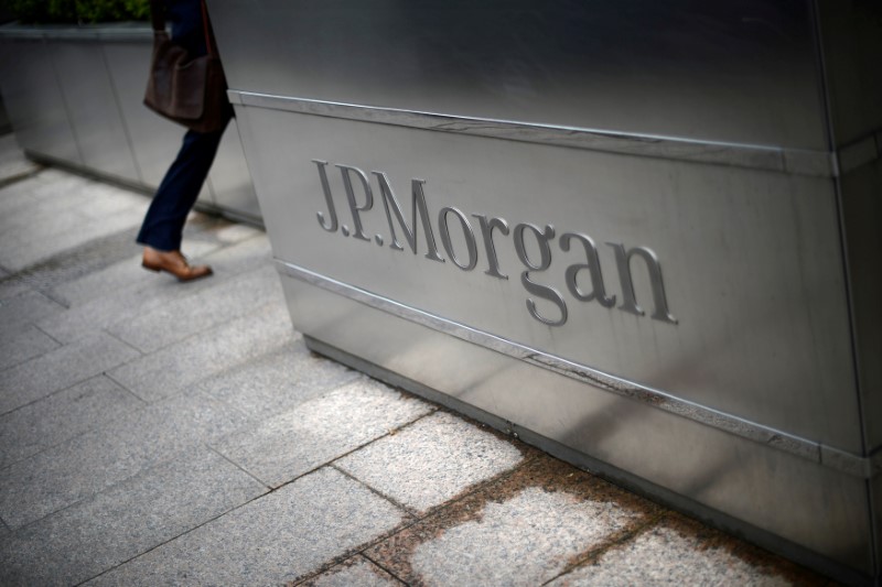 &copy; Reuters. FILE PHOTO: A man walks into the JP Morgan headquarters at Canary Wharf in London