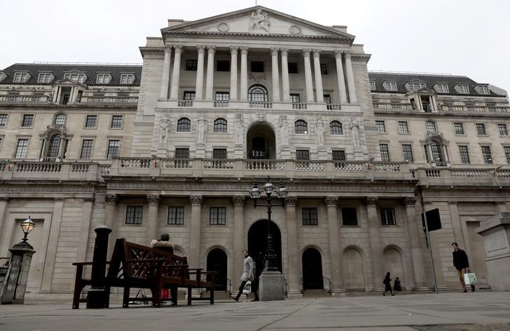 © Reuters. 英中銀が緊急利下げ、政策金利0.1％　債券買い取り枠も拡大