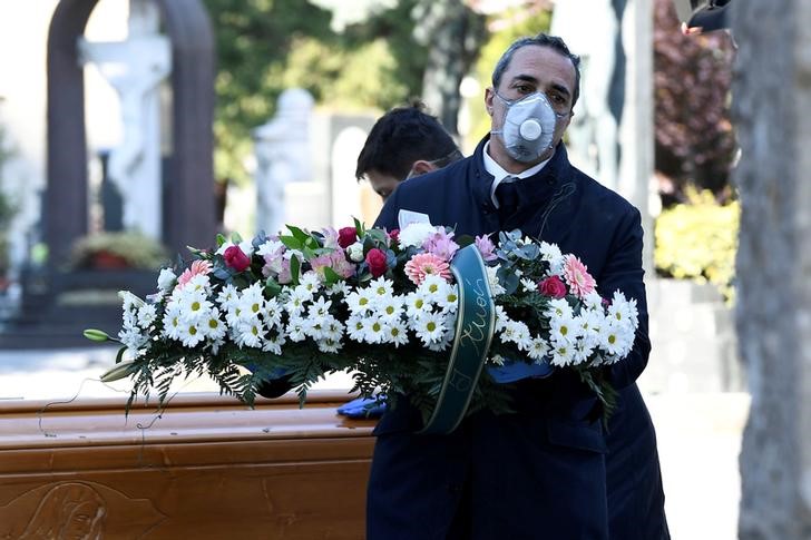 Vítimas do coronavírus são enterradas sem funerais em todo o mundo