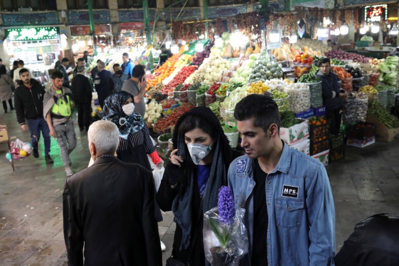 © Reuters. فيروس كورونا يمنع لم شمل الأسر في رأس السنة الإيرانية