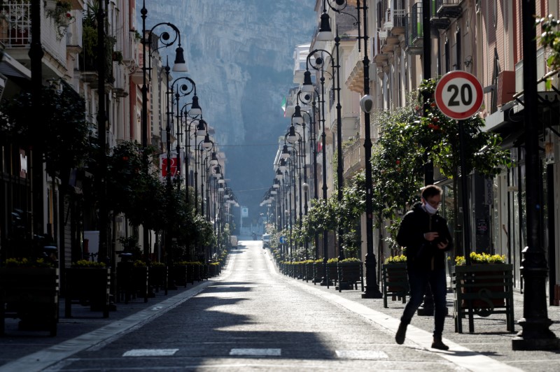 © Reuters. Italians continue second week in coronavirus lockdown